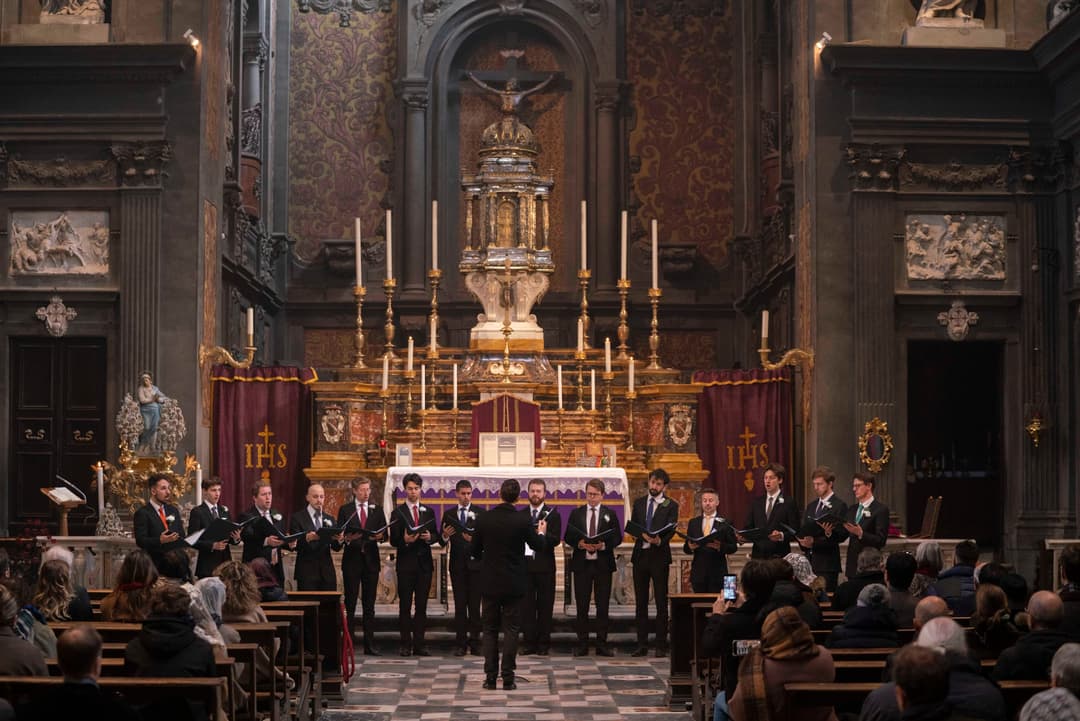 Vox Medicea and the conductor facing the candlelit altar of the Church of Santi Michele e Gaetano, Florence